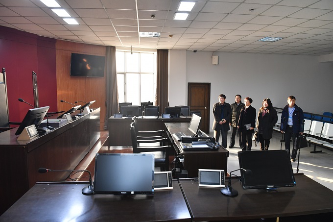 11评估专家走访校外实习基地—高清数字法庭