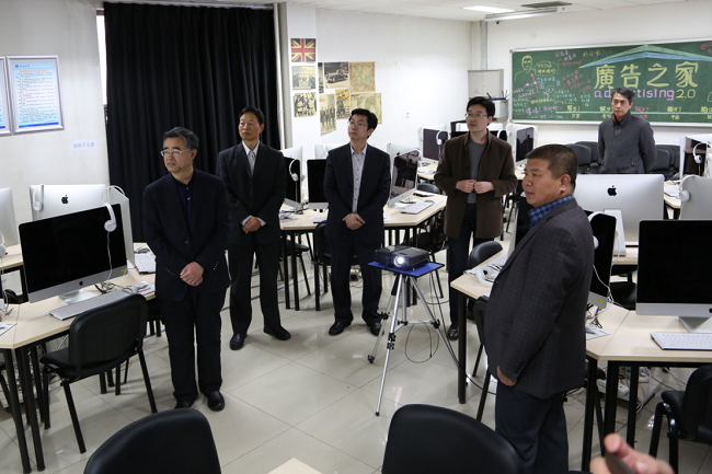 图为参观文化创意与广告合成虚拟仿真实验室