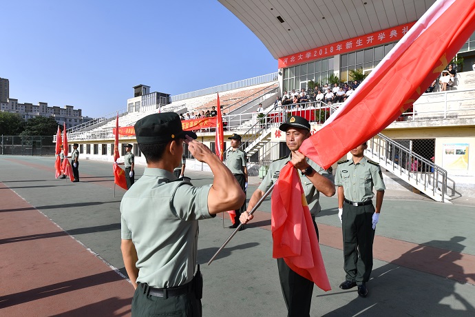 4军训旅旅长李永向施训营长授予营旗