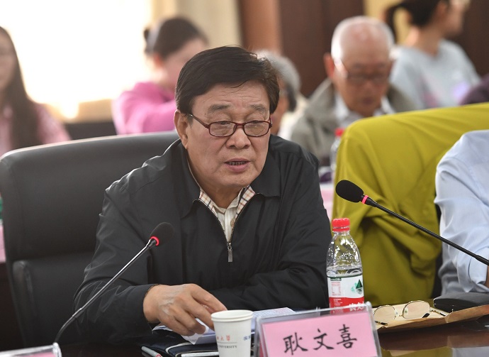 中国延安精神研究会常务副秘书长耿文喜主持会议