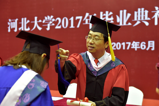 党委书记郭健为毕业生拨穗正冠