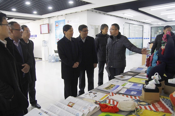 13评估专家考察河大科技园