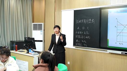 成新轩教授为本科生授课