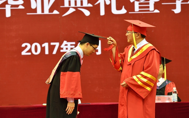 校长康乐为毕业生拨穗正冠