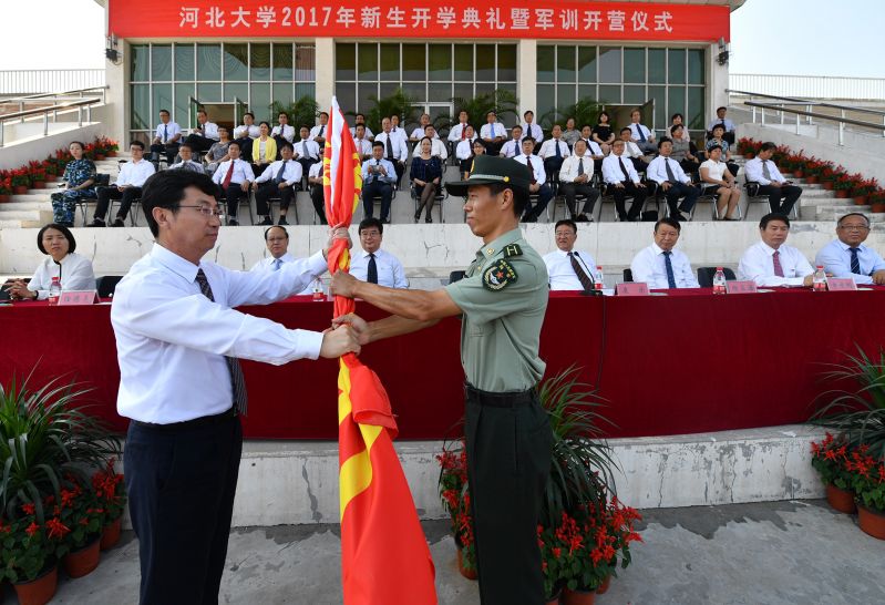 3党委书记郭健向军训团团长授予团旗