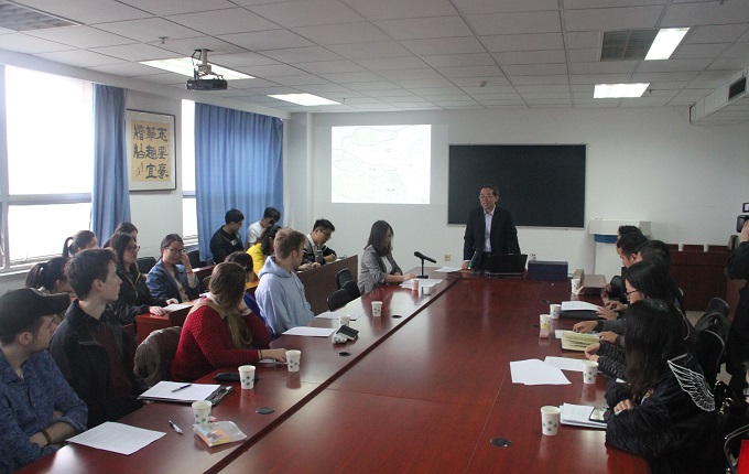 图二：在宋史研究中心参加学术讲座