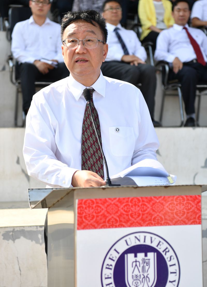 5校长康乐在典礼上讲话