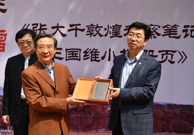 旭宇先生向我校捐赠