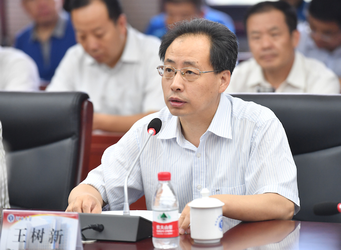 王树新代表调研组,就调研考察的整体情况提出了客观、中肯的意见