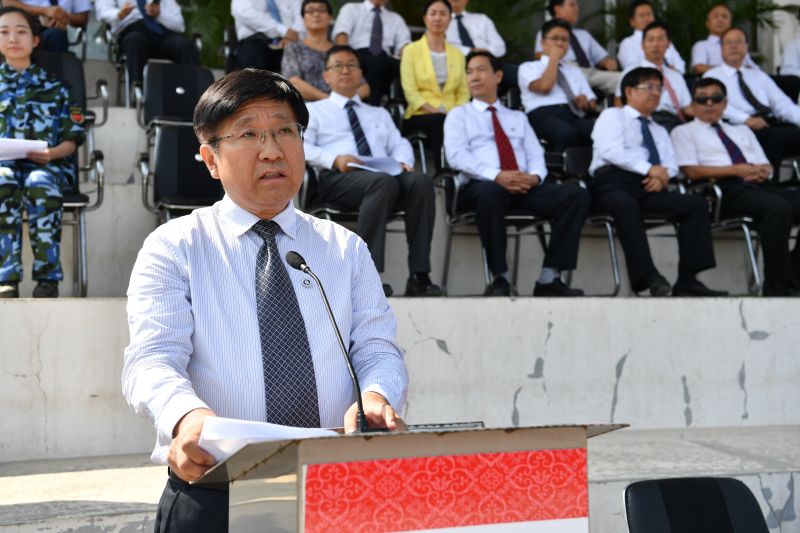 6副校长杨学新主持开学典礼