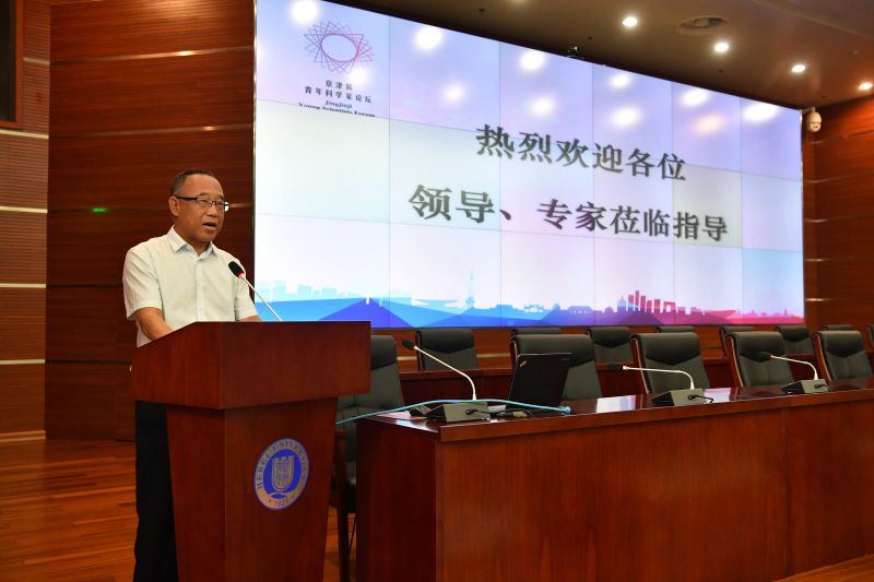 副校长李金善主持报告会